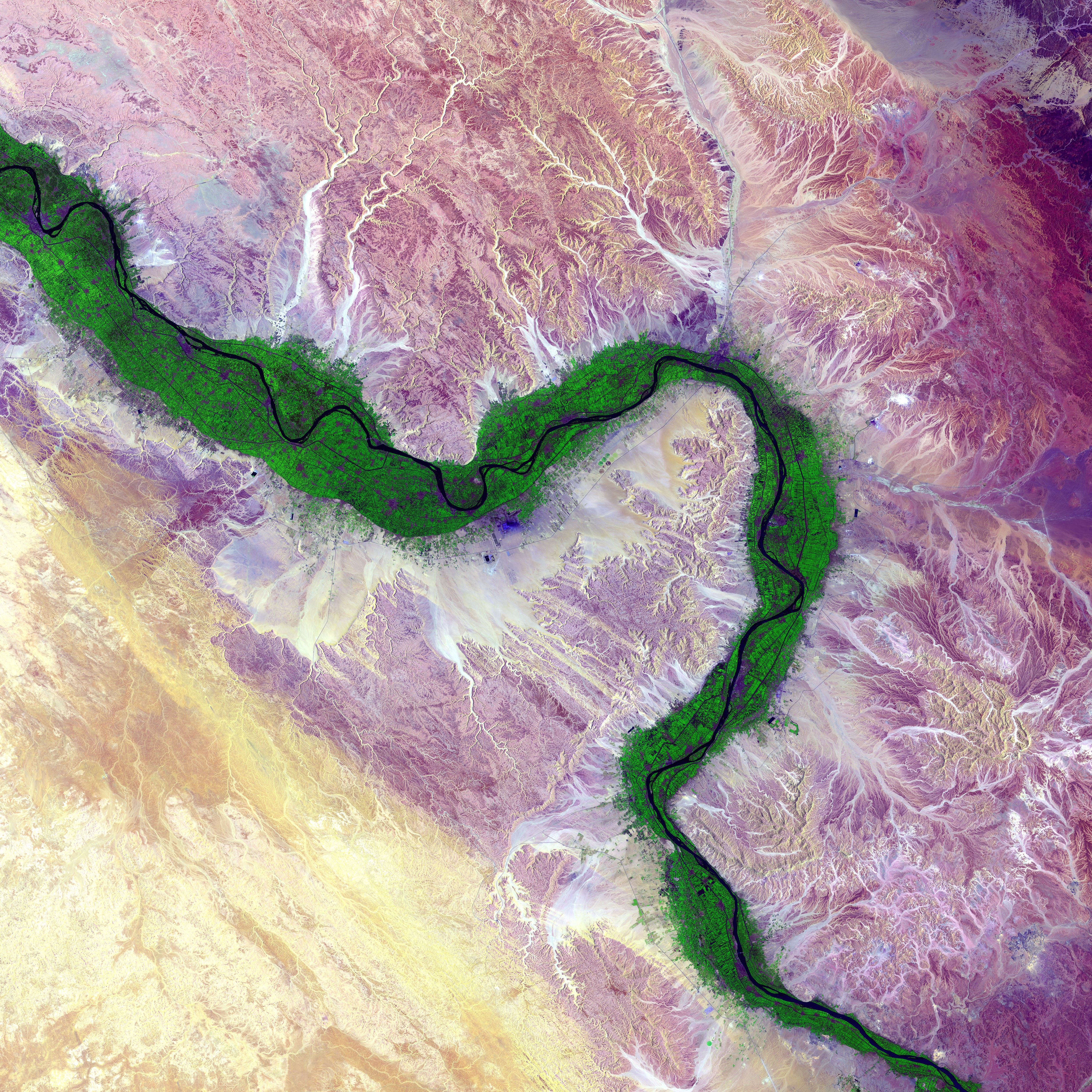 Photo by USGS: Green farmland between the Nile floodplain and the surrounding desert